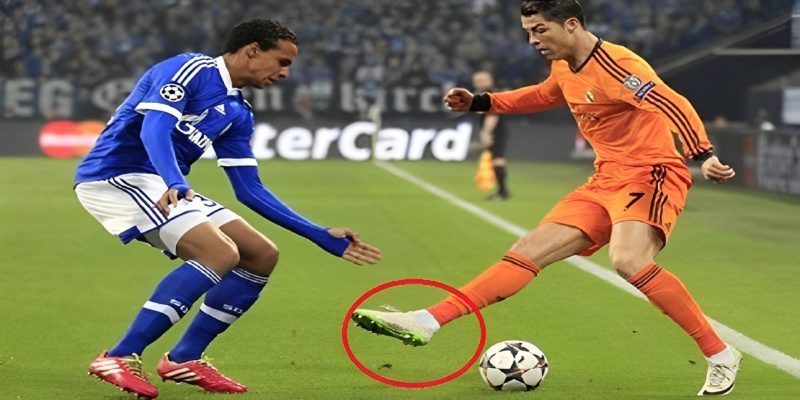 Rabona Là Gì? Tất Tần Tật Về Kĩ Thuật Chơi Bóng Rabona 3 dieu-chinh-chan-tru-va-co-dinh-truoc-khi-xoay-da-rabona (1)